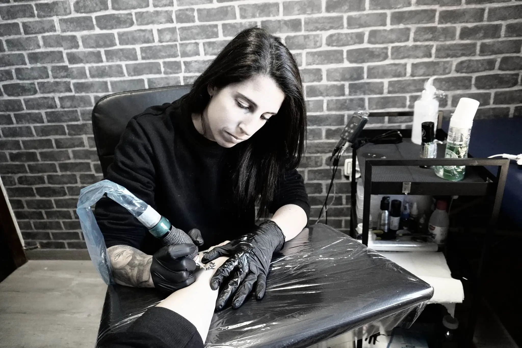 Estefania tatuando
